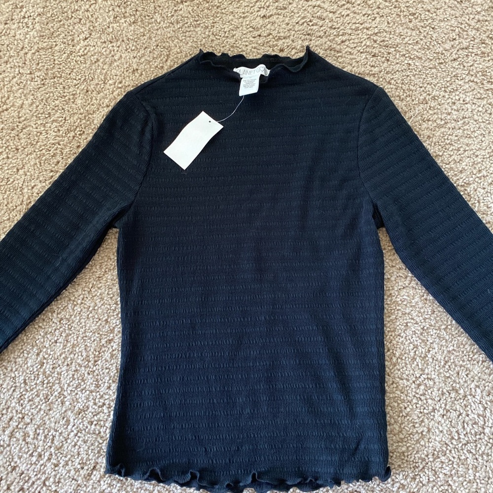 Cute ruffle top! Very comfy material